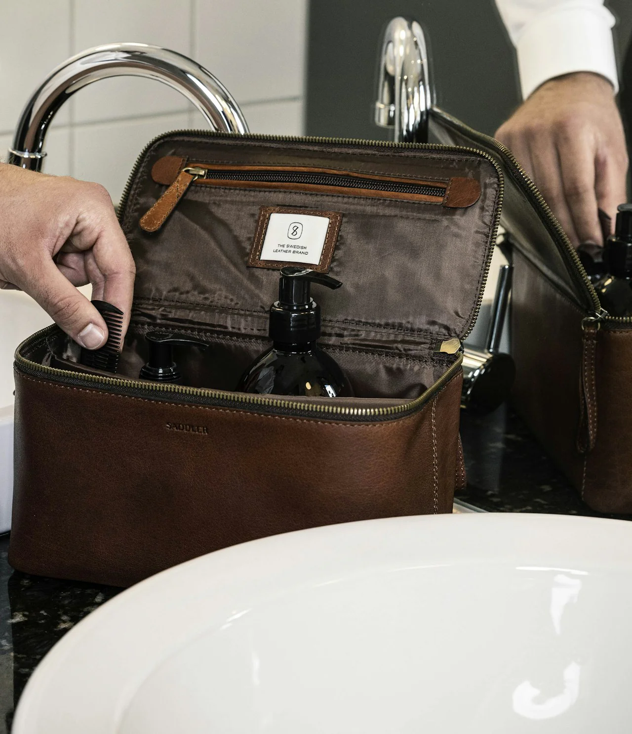 Barolo Toilet Bag Black - Image 5