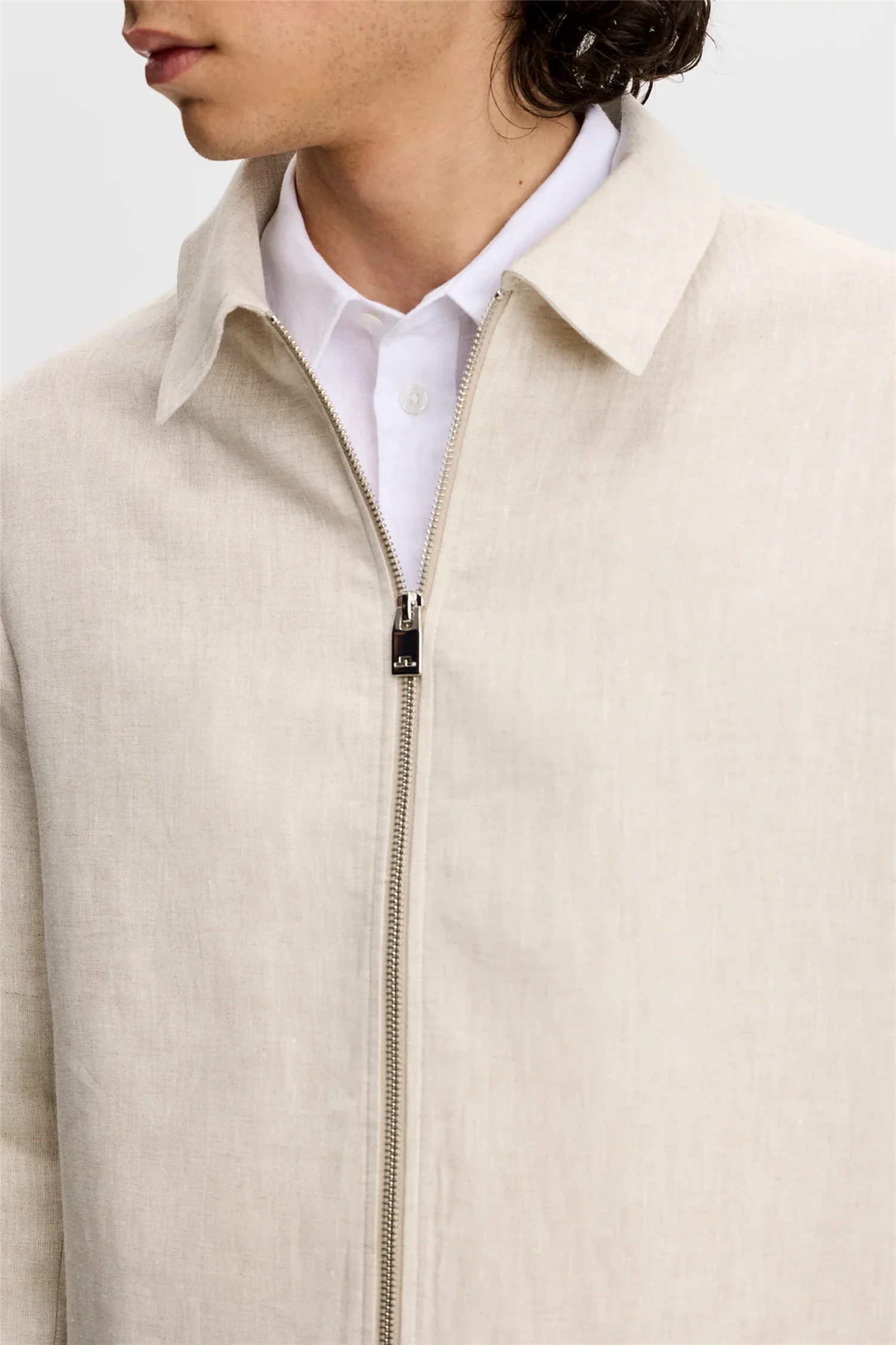 Julius Drape Linen Overshirt Moonbeam - Image 3